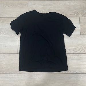 Gender-neutral black T-shirt